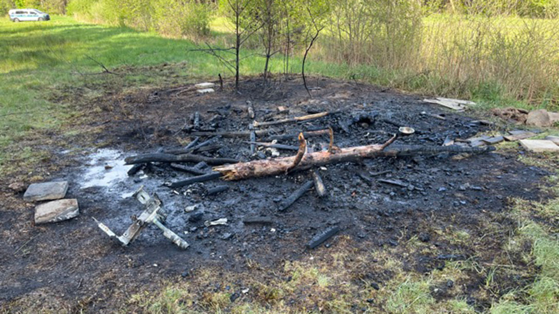 Überreste nach einem Kanzelbrand auf dem Boden